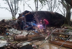 Cyclone `devastates` South Pacific islands of Vanuatu - VIDEO